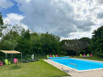 Camping familial avec piscine et rivière privative