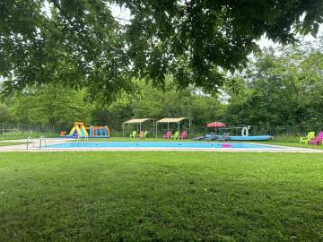 Camping familial avec piscine et rivière privative