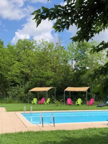 Camping familial avec piscine et rivière privative