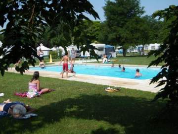 Camping familial avec piscine et rivière privative