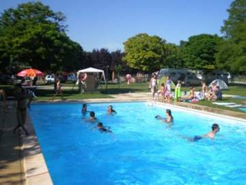 Camping familial avec piscine et rivière privative