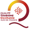 Qualité Tourisme Occitanie Sud de France - Logo Officiel Logo Qualité Tourisme Occitanie Sud de France avec une croix occitane stylisée dans un cercle dégradé rouge et jaune.
